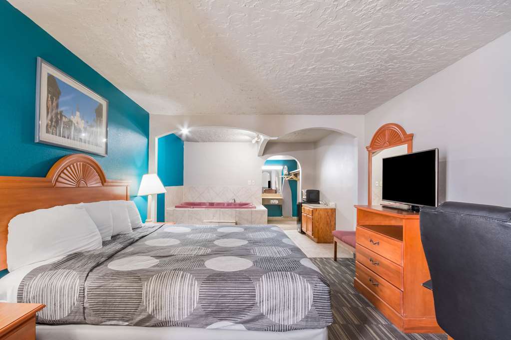 Econo Lodge Inn & Suites Oklahoma City Room photo